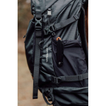 Cuchillo plegable de acero inoxidable Nordic Drift Adventure color negro vista de ambiente 4