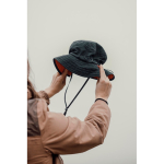 Gorro ligero de 5 paneles con cordón barbilla 115 g/m2 Nordic Drift color negro vista de ambiente 3