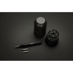 Set de destornilladores multifunción de aluminio 31 en 1 GearX color negro vista de ambiente