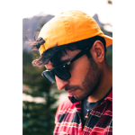 Gafas de audio inteligentes con traducción IA polarizadas UV400 color negro vista de ambiente