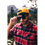 Gafas de audio inteligentes con traducción IA polarizadas UV400 color negro vista de ambiente 2
