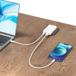Cargador plano ultrafino con clavijas viaje y USB-C 65W color blanco vista de ambiente