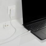 Cargador plano ultrafino con clavijas viaje y USB-C 65W color blanco vista de ambiente 2