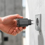 Cargador USB ecológico compacto con enchufe para EU 100W color negro vista de ambiente 2