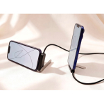 Cable carga USB-C a USB-C con soporte ajustable para móvil 65W color negro vista de ambiente