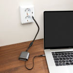Cable de carga retráctil USB-C a USB-C 120cm 16 pines 100W color gris vista de ambiente