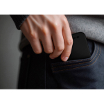 Powerbank ultrafina de 4mm con carga inalámbrica 3000 mAh color negro vista de ambiente