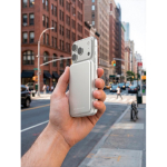 Powerbank magnética QI2.2 ultrafina de aluminio reciclado 5000 mAh color plateado vista de ambiente 2