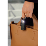 Alarma personal compacta recargable por USB-C con luz LED 150dB color negro vista de ambiente 2