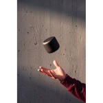 Altavoz inalámbrico compacto con Bluetooth 5.3 y sonido 3W color negro vista de ambiente