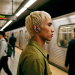 Auriculares inalámbricos con control táctil y BT 6.0 30 mAh color azul vista de ambiente