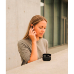 Auriculares inalámbricos con cancelación de ruido 40 mAh color negro vista de ambiente 2