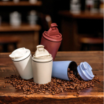 Taza térmica de plástico para café con tapa antigoteo 220ml color negro vista de ambiente