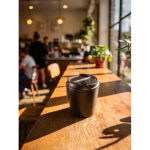 Taza térmica de plástico para café con tapa antigoteo 220ml color negro vista de ambiente 2