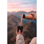 Termo con taza integrada antigoteo y aislamiento al vacío 500ml color marrón grisáceo vista de ambiente 2