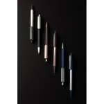 Bolígrafo triangular de plástico reciclado con clic tinta azul color azul marino vista de ambiente
