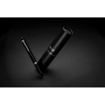 Bolígrafo metal con giro suave Swiss Peak 1200m tinta azul color negro vista de ambiente