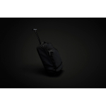 Mochila trolley de cabina con ruedas y RFID Swiss Peak 22L color negro vista de ambiente