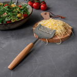 Rallador de queso con cuchilla inoxidable y mango de haya Boska color plateado