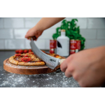 Cuchillo para pizza y queso de doble agarre de acero inoxidable Boska color plateado vista de ambiente 3