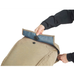 Mochila minimalista con solapa magnética para PC 16” Thule Paramount color beige tercera vista