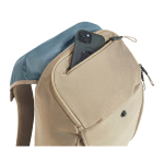 Mochila minimalista con solapa magnética para PC 16” Thule Paramount color beige séptima vista