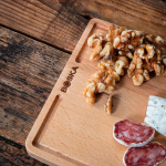 Cortador de queso con tabla DE MADERA y cuchillo extraíble Boska color marrón vista de ambiente 2