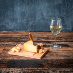 Cortador de queso con tabla DE MADERA y cuchillo extraíble Boska color marrón vista de ambiente 4