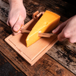 Cortador de queso con tabla DE MADERA y cuchillo extraíble Boska color marrón