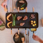 Raclette de mesa con placa reversible antiadherente Boska color negro vista de ambiente