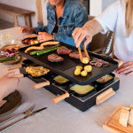 Raclette de mesa con placa reversible antiadherente Boska color negro vista de ambiente 2