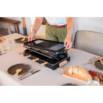 Raclette de mesa con placa reversible antiadherente Boska color negro vista de ambiente 3