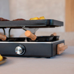 Raclette de mesa con placa reversible antiadherente Boska color negro vista de ambiente 4