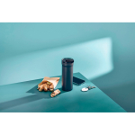 Taza térmica antigoteo de doble pared 500ml AdHoc Pulse color gris vista de ambiente