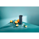 Taza térmica antigoteo de doble pared 500ml AdHoc Pulse color gris vista de ambiente 2