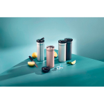 Taza térmica antigoteo de doble pared 500ml AdHoc Pulse color gris vista de ambiente 3