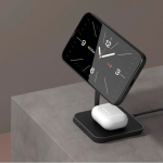 Cargador inalámbrico doble soporte magnético para escritorio Qi Zens color negro vista de ambiente