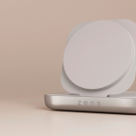 Cargador magnético mesita noche Qi2 custom made USB-C 20W Zens color blanco vista de ambiente 2