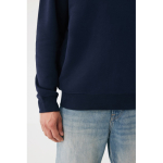 Sudadera unisex cuello redondo y felpa modern fit 340 g/m2 Iqoniq Torla color azul marino quinta vista con modelo