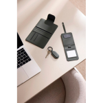 Funda para pasaporte con localizador doble Bluetooth 5.2 color verde vista de ambiente