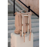 Mochila minimalista con compartimento portátil capacidad16L y 16” color marfil vista de ambiente 2