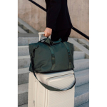 Bolsa de viaje ligera ecológica con cremallera y capacidad 36,5L color verde vista de ambiente 2