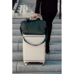 Bolsa de viaje ligera ecológica con cremallera y capacidad 36,5L color verde vista de ambiente 3