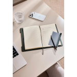 Libreta recargable con soporte para teléfono A5 hojas a rayas color verde vista de ambiente
