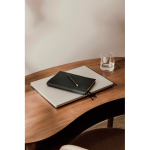 Set de cuaderno y bolígrafo con caja de regalo A5 hojas a rayas color negro vista de ambiente