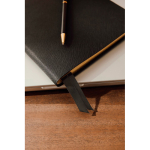 Set de cuaderno y bolígrafo con caja de regalo A5 hojas a rayas color negro vista de ambiente 2