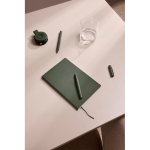 Cuaderno de tapa blanda con papel reciclado A5 hojas a rayas color verde vista de ambiente