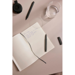 Cuaderno de tapa blanda con papel reciclado A5 hojas a rayas color verde vista de ambiente 3