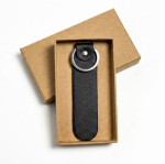 Llavero de cuero sintético con diseño alargado y caja de presentación color negro cuarta vista