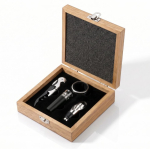 Set de vino con accesorios de acero inoxidable en caja de madera color madera primera vista